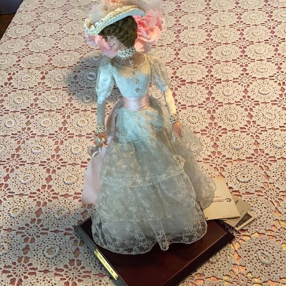 1985 Lloyderson Vanessa Porcelain Doll - Picture 2 of 11